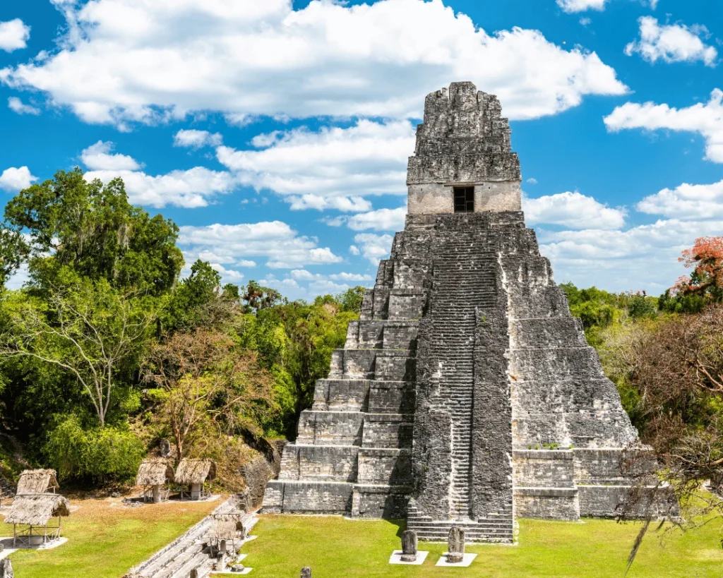 templo gran jaguar piramide famosa tikal