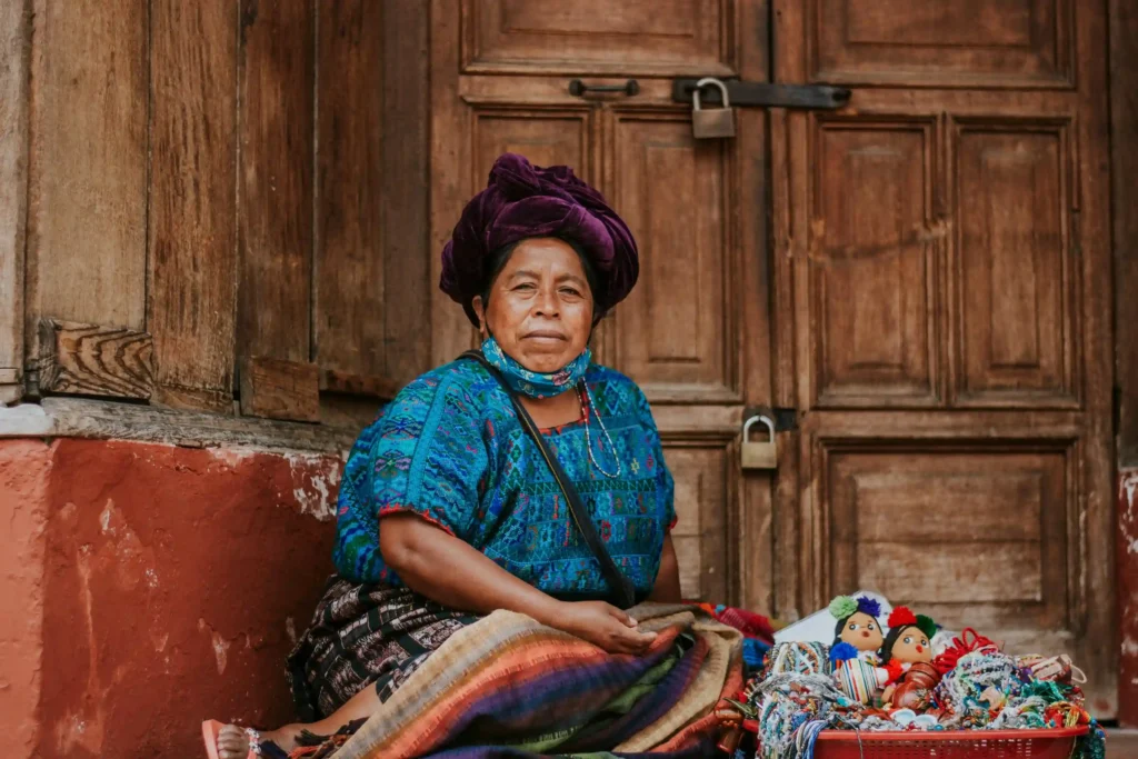 artesana elaborando tejidos tradicionales mayas telar en Guatemala