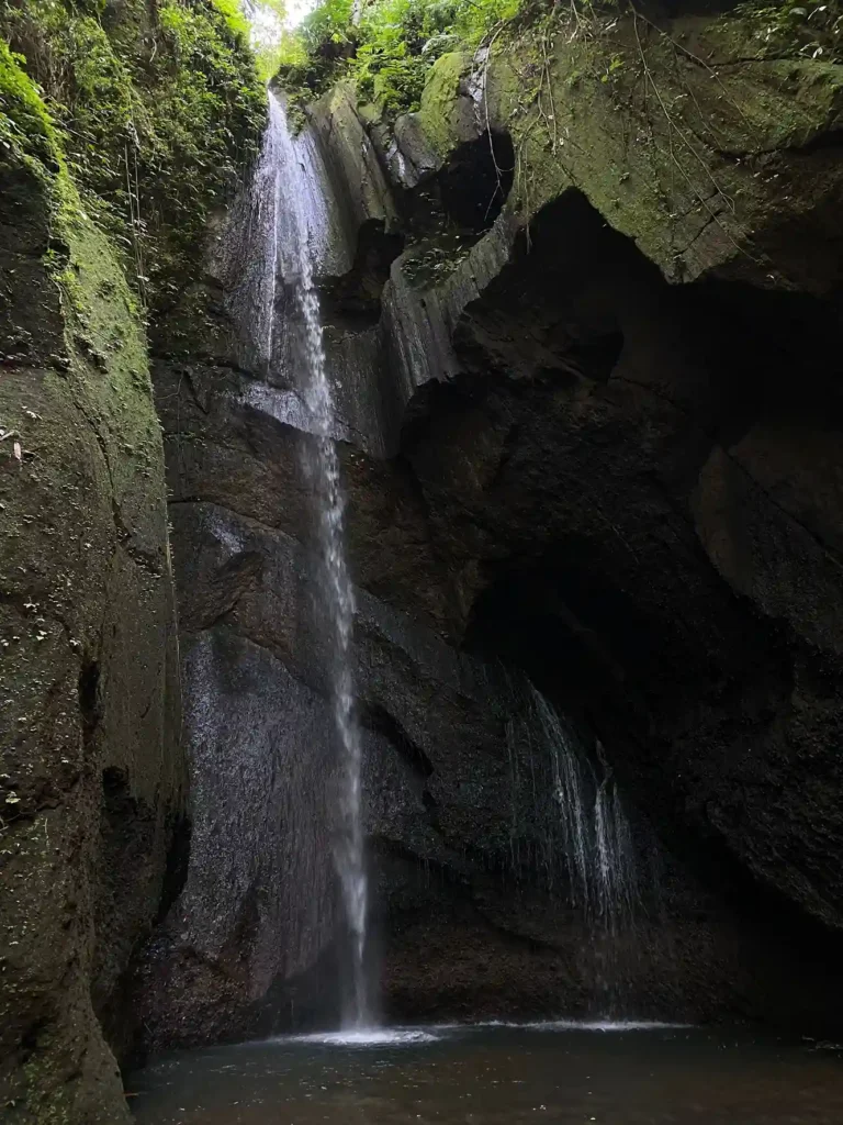 cascada corriente agua interior de las grutas rey marcos alta verapaz