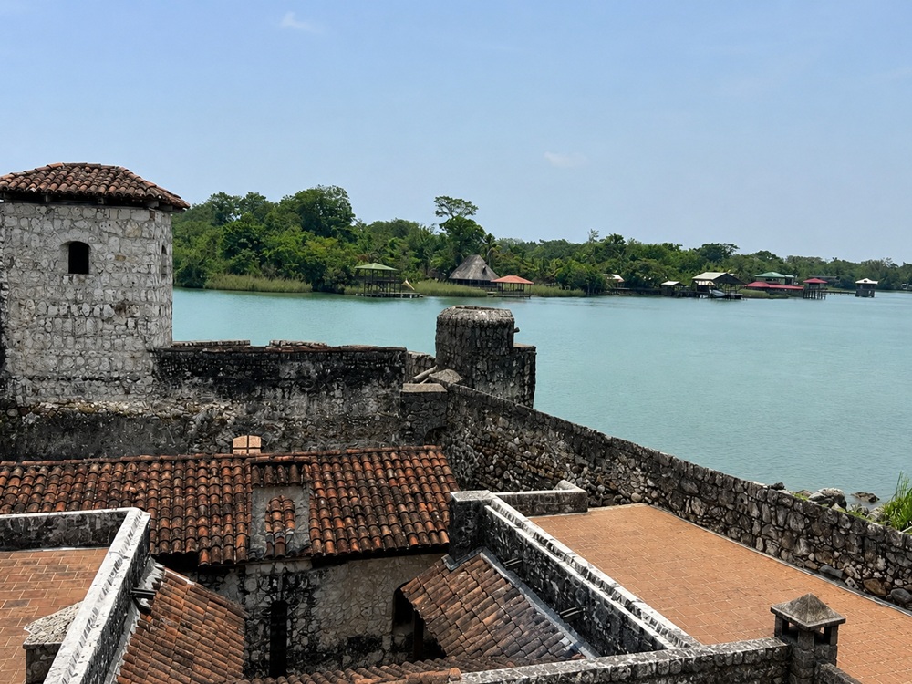 vistas castillo lago izabal