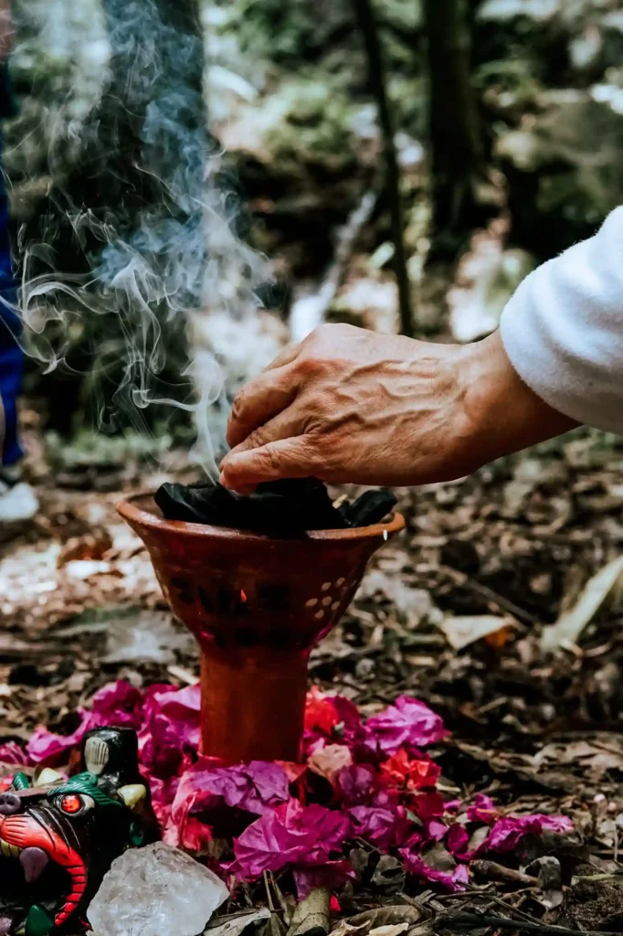 ritual maya incienso flores durante ceremonia ancestral Laguna Chicabal