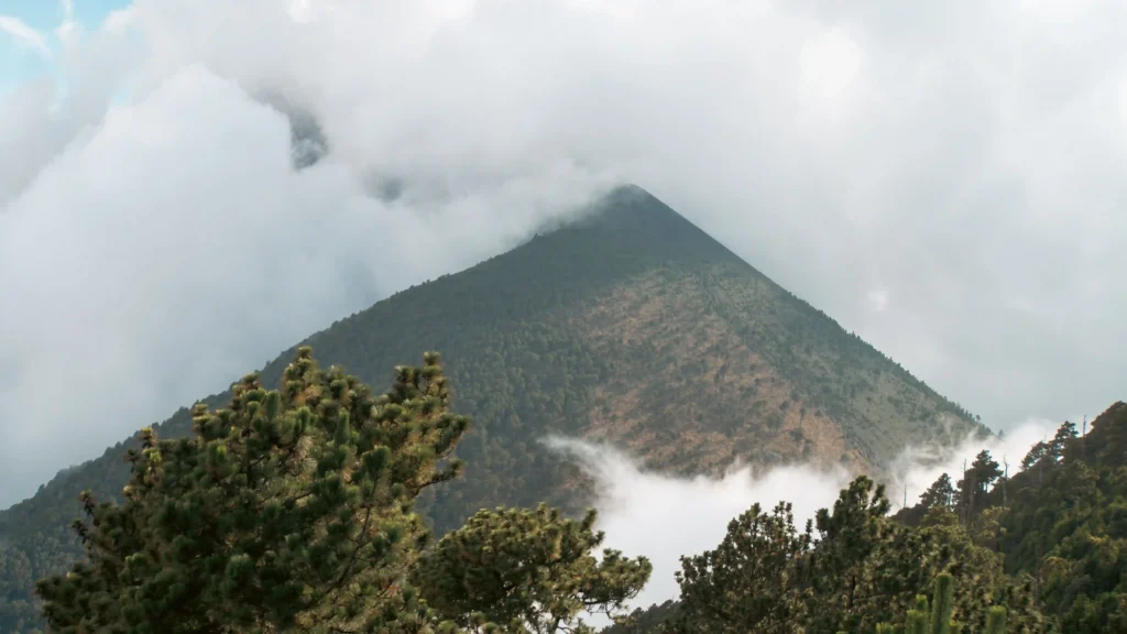 montaña rodeada de bosque y niebla vista desde el Cerro El Baúl de Xela