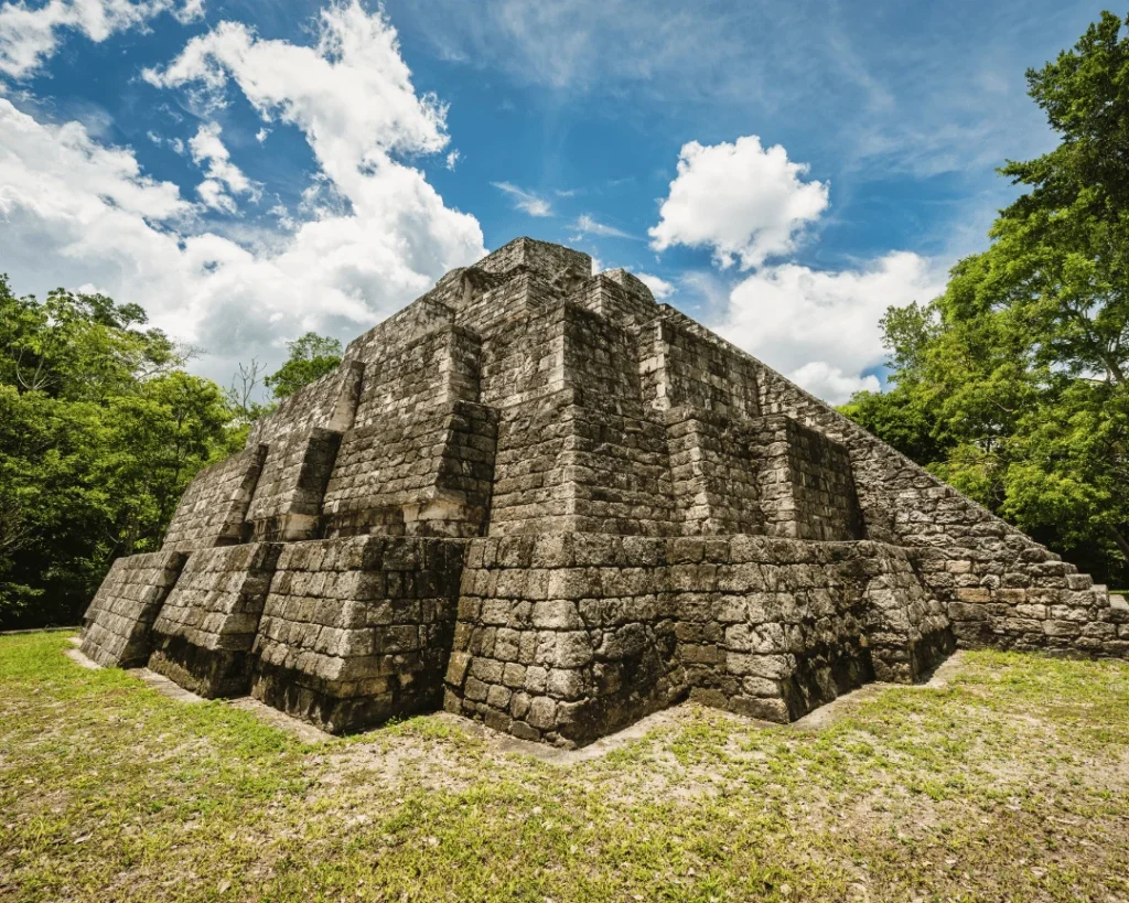 How to combine a visit to Lake Macanché with a trip to Yaxhá