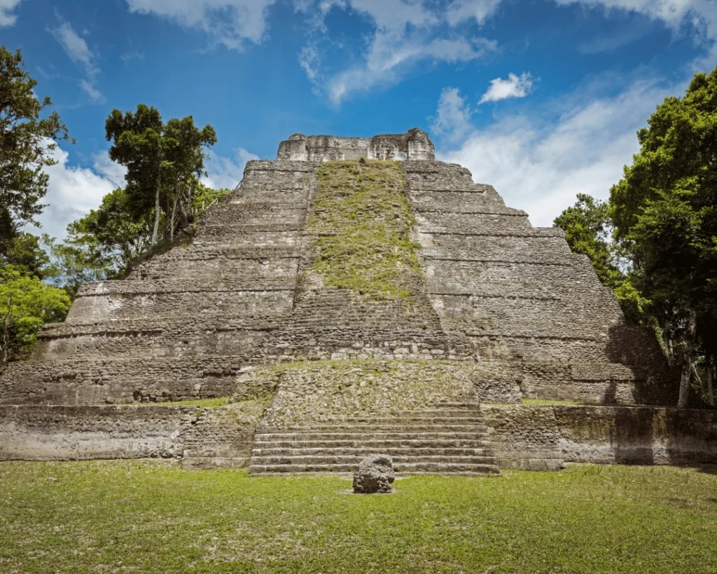 como llegar acropolis norte yaxha