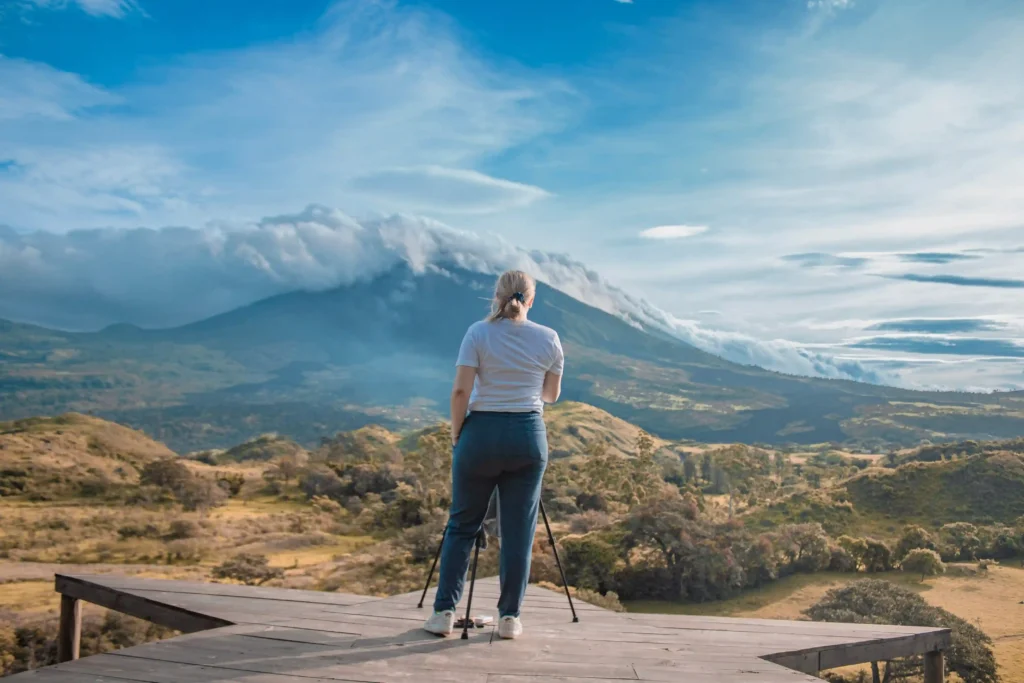 persona observando paisaje volcánico durante excursión Volcán Chicabal