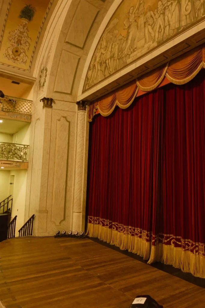 escenario teatro municipal quetzaltenango telón rojo historico