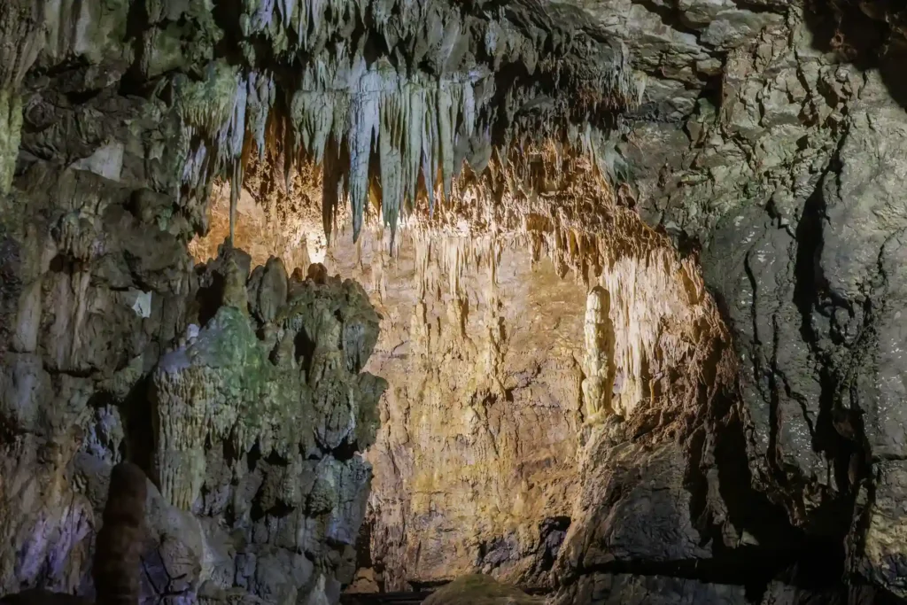 Interior de las Grutas del Rey Marcos en Guatemala interior grutas rey marcos estalactitas formaciones rocosas guatemala