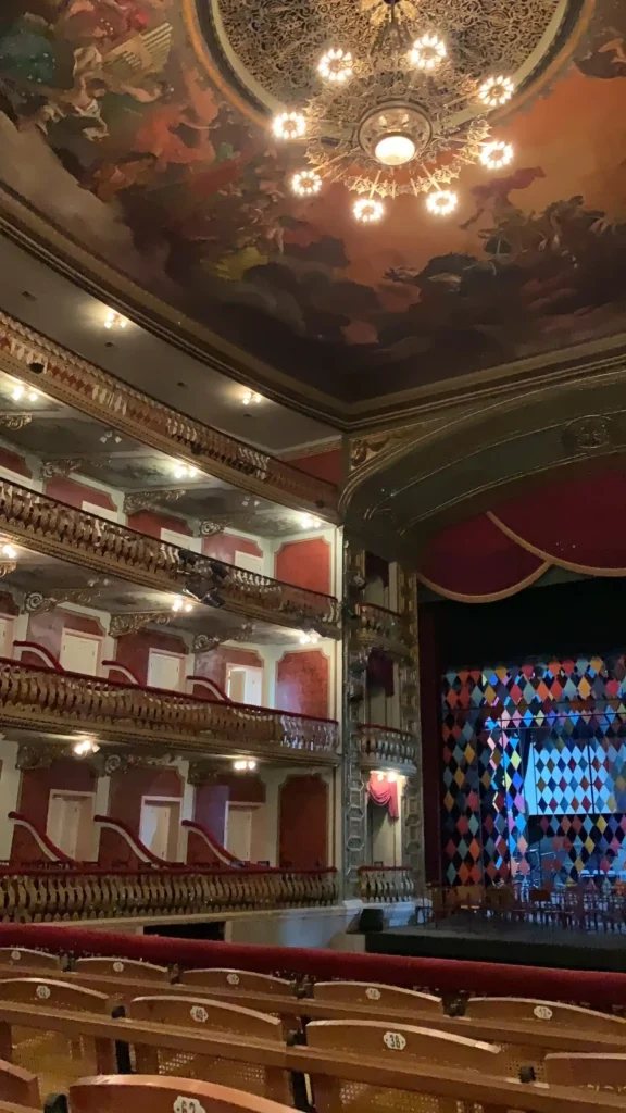 interior teatro municipal quetzaltenango palcos escenario historico