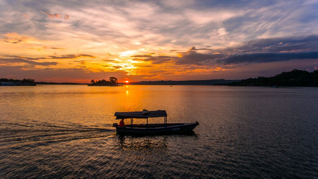 Volcan de Fuego-1 lancha-lago-peten-itza-atardecer
