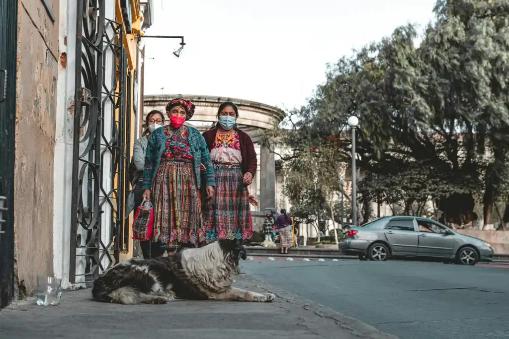 mujeres traje tipico quetzaltenango calle guatemala