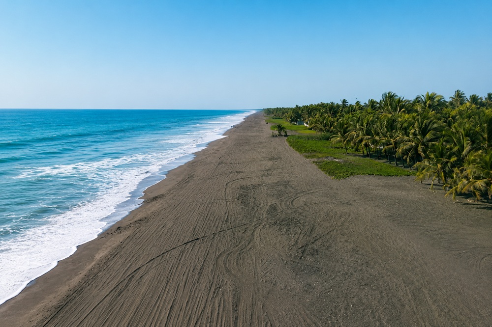 Spaziergang schwarzer Sandstrand Straende Santa Rosa