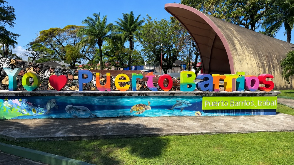 letrero de Puerto Barrios en un parque Puerto Barrios letras parque