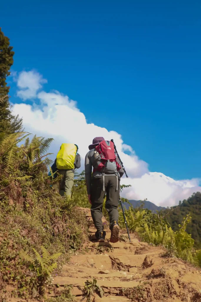 senderistas caminando por un sendero de montaña cerca de Quetzaltenango