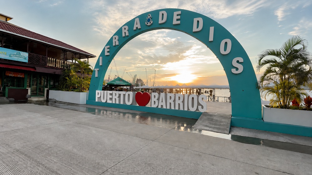 cartel bienvenida puerto barrios